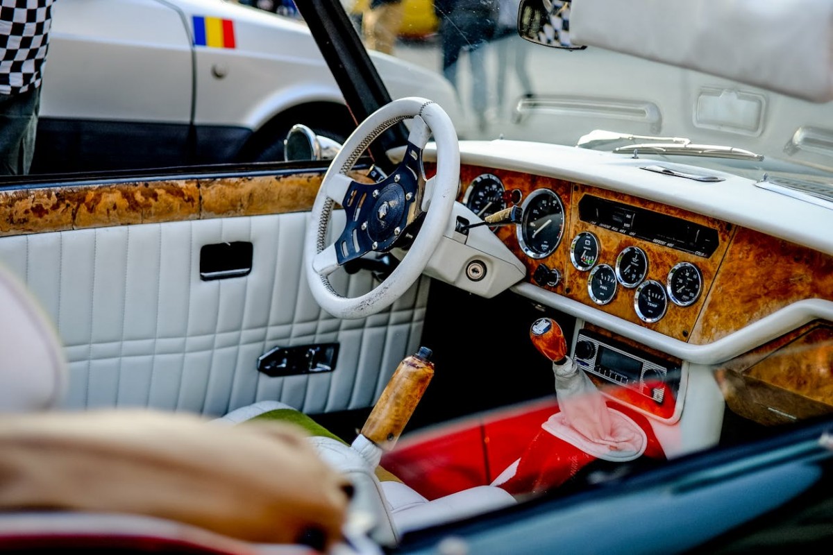 Starý vůz k výkupu interiér historického automobilu